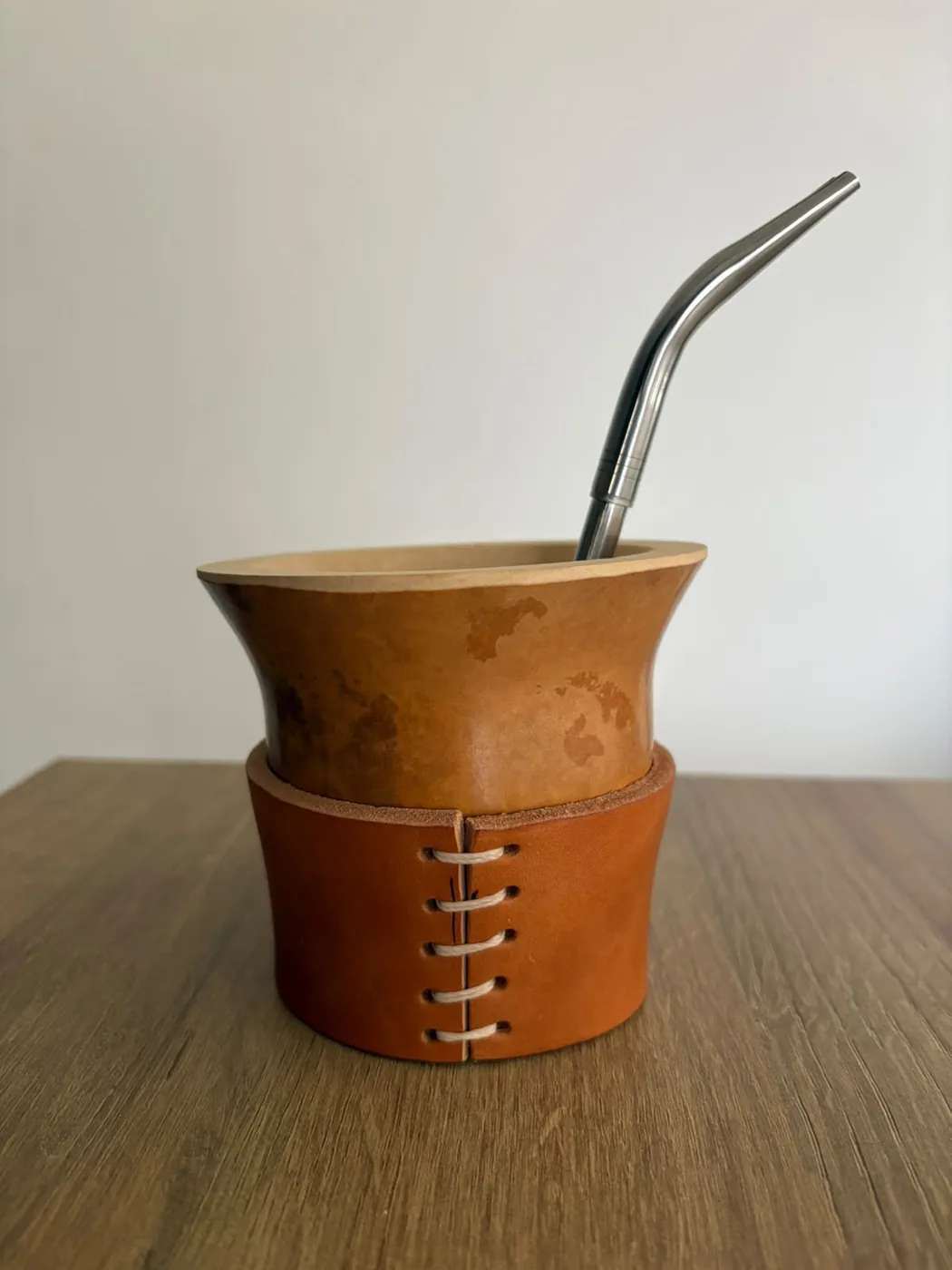 Mate criollo de calabaza con funda de cuero cosida a mano y bombilla de acero curva