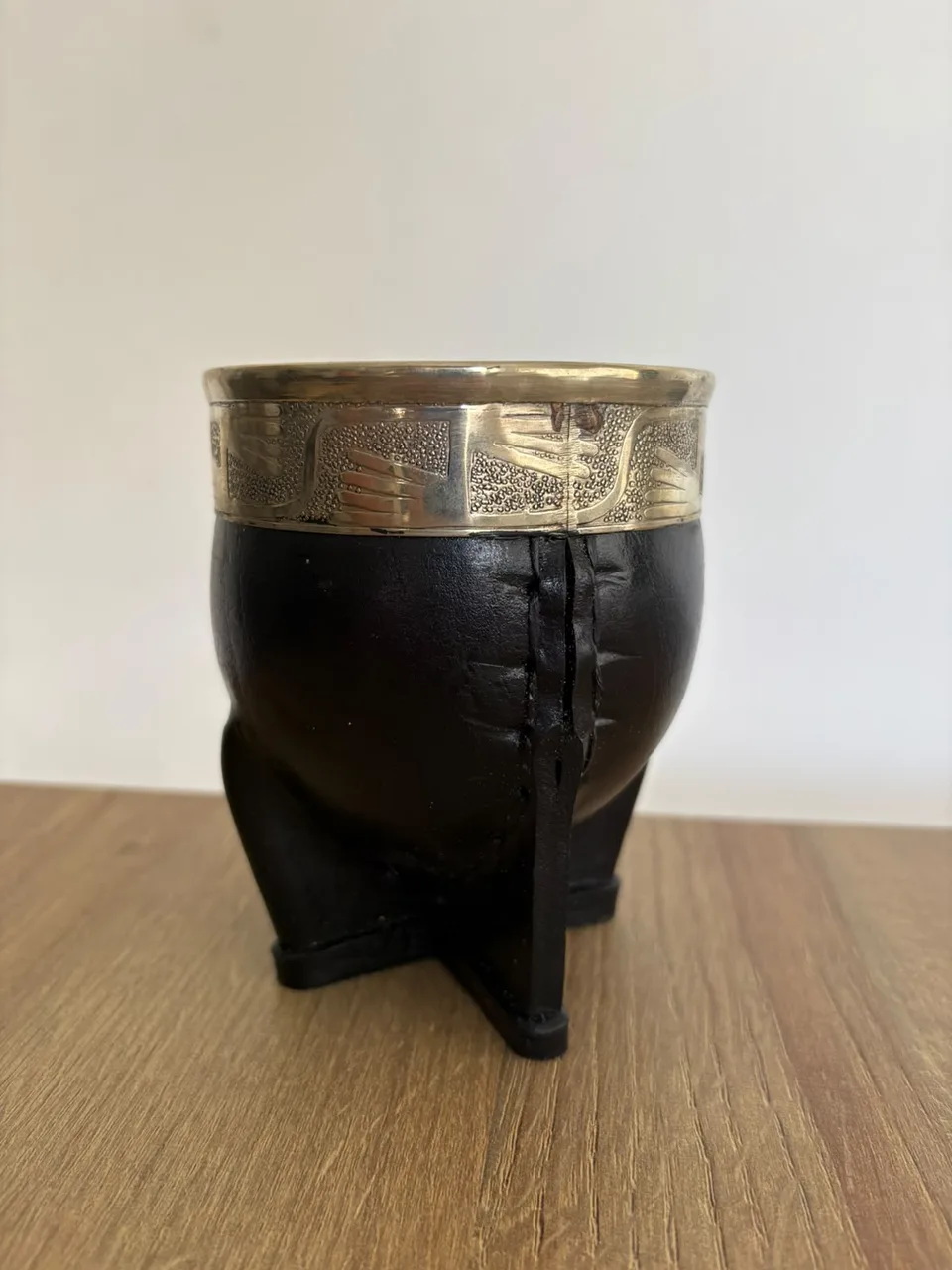 Mate Imperial de calabaza forrado en cuero negro, con virola de alpaca cincelada