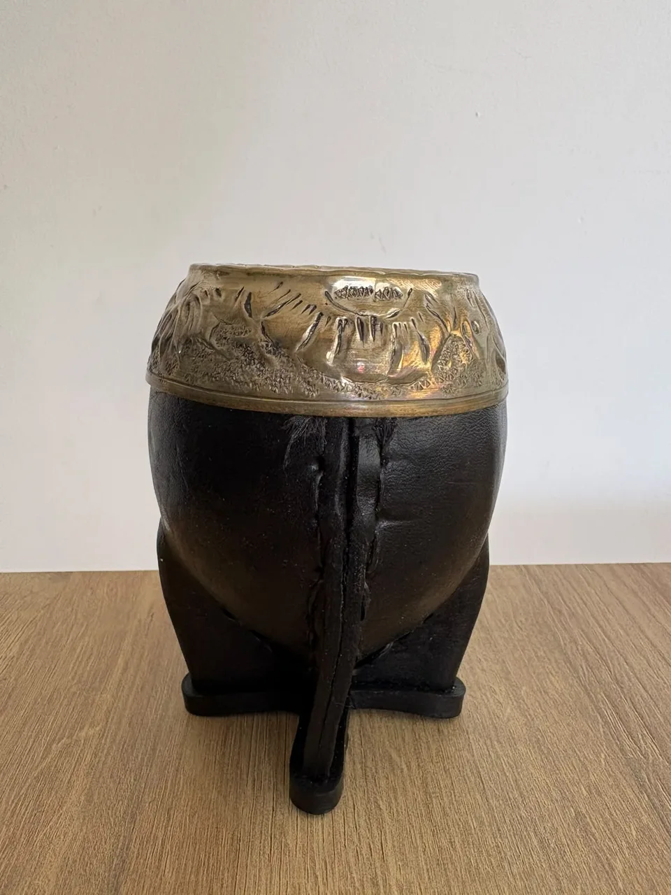 Mate Torpedo forrado en cuero negro, con virola cincelada al lacre
